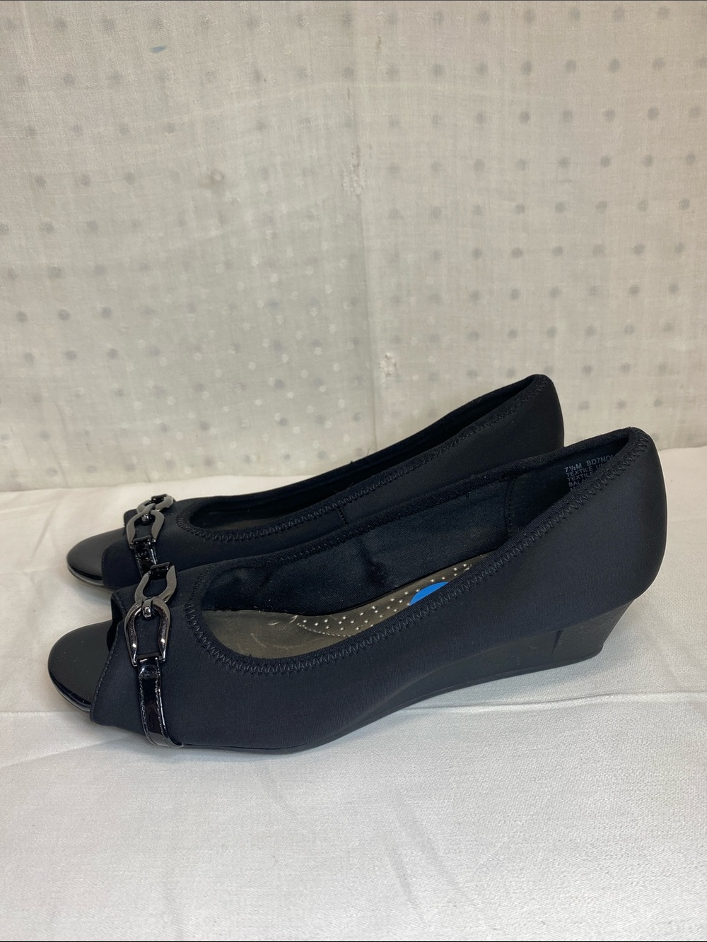 Bandolino Black Peep-Toe Wedge Pumps with Chain Accent Size 7.5